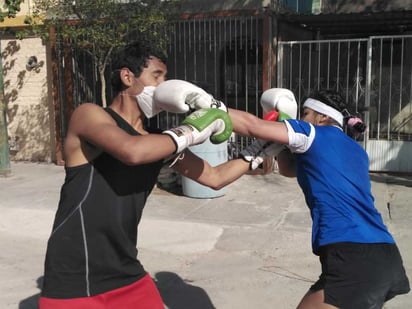 Al exterior de la escuela de boxeo 'Mapimí' Rodríguez, se trabaja igualmente, aprovechando el espacio abierto, usando cubrebocas.