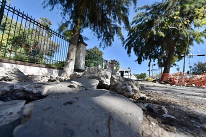 Ayer se comenzó con la destrucción de un tramo de la banqueta en el Bosque Venustiano Carranza. (ÉRICK SOTOMAYOR)