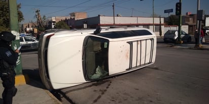 El conductor de una camioneta ignoró el semáforo en luz roja y provocó un accidente; la unidad que manejaba terminó volcada en medio de la vialidad. (EL SIGLO DE TORREÓN)