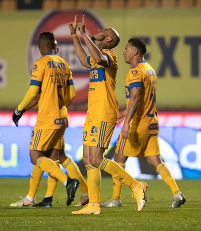 Carlos González (c) se estrenó con los Tigres, al marcar el segundo gol en la victoria de su equipo 2-0 sobre León.