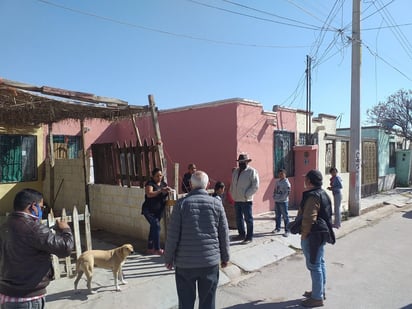 Algunos vecinos de las colonias visitadas reportaron la entrega de agua 'chocolatosa' debido a la gran cantidad de arena. (CORTESÍA)