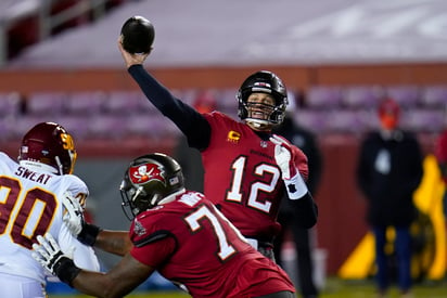 Tom Brady lanzó para 381 yardas y tuvo dos pases de anotación, en la victoria de Bucaneros 31-23 sobre Washington.