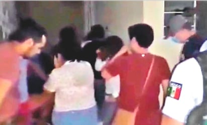 En pleno repunte de contagios y fallecimientos por COVID-19, además de un incremento en la ocupación hospitalaria en Guerrero, este fin de semana policías en Acapulco dispersaron una fiesta de más de 300 personas, la mayoría jóvenes, y clausuraron tres comercios por no respetar las medidas sanitarias. (ESPECIAL)