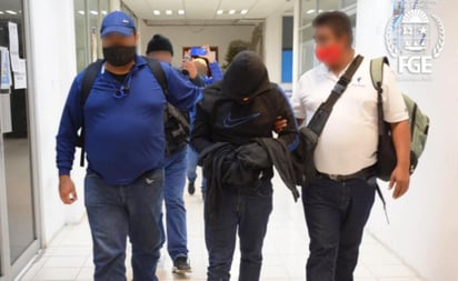 Luego de ser recapturado en Puerto Vallarta, Jalisco, el ciudadano de origen colombiano, Brian 'Z', arribó la madrugada de este domingo al Aeropuerto Internacional de Cancún y fue trasladado a la Fiscalía General de Quintana Roo bajo un fuerte dispositivo de seguridad, integrado por agentes de investigación, policías estatales y personal de la Guardia Nacional. (ESPECIAL)
