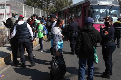 En la Ciudad de México ante la falta de transporte la sana distancia se vuelve imposible.