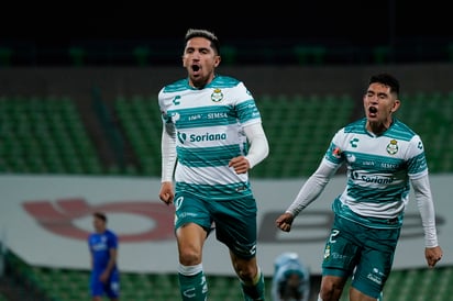 Diego Valdés celebra luego de marcar el gol de Santos Laguna, en la victoria sobre Cruz Azul; el chileno venció a Jesús Corona con un espectacular disparo desde fuera del área. (JAM MEDIA)