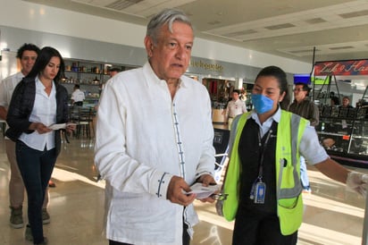 Un grupo de mujeres lanzó porras de apoyo al presidente de la república de forma espontánea en el vuelo rumbo a la Cd. de México.