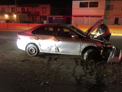 Un nuevo accidente se registró en la curva de la prolongación Juárez frente al fraccionamiento El Secreto. (EL SIGLO DE TORREÓN)