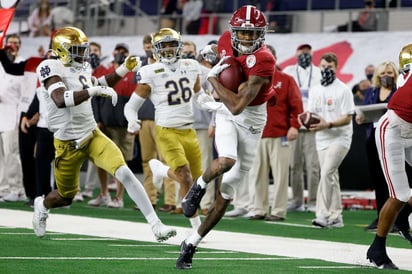 DeVonta Smith, reciente ganador del trofeo Heisman, es el líder de la ofensiva de la 'Marea Púrpura'. (AP)