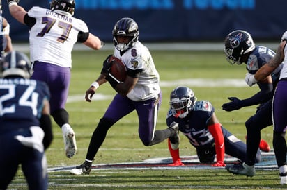 Lamar Jackson, mariscal de los Cuervos, corrió para 136 yardas y tuvo una anotación, en el triunfo de su equipo 20-13 sobre Titanes. (AP)