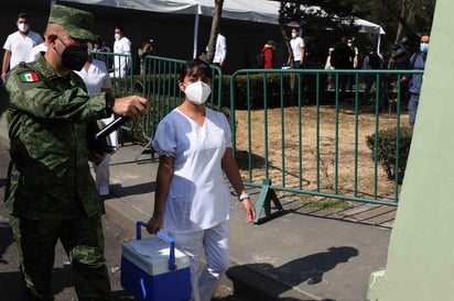 López Obrador anunció que a partir de este martes un total de mil brigadas acudirán a mil 15 hospitales para terminar de vacunar al personal médico. (ARCHIVO)