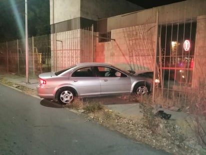 El automóvil siniestrado es un Dodge Stratus, color gris, modelo 2000, el cual portaba láminas de identificación de una organización de empadronamiento de vehículos de procedencia extranjera.
(EL SIGLO DE TORREÓN)