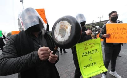 Realizaron una protesta frente al palacio del gobierno del Estado de México para que las autoridades mexiquenses les permitan reabrir sus establecimientos. (ESPECIAL)