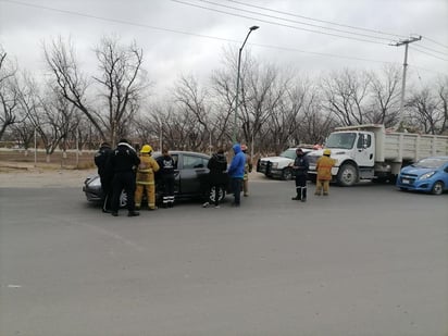 El choque sucedió a escasos metros del puente vehicular San Ignacio, sobre los carriles de circulación que dirigen de Nuevo Gómez a San Ignacio.
(EL SIGLO DE TORREÓN)