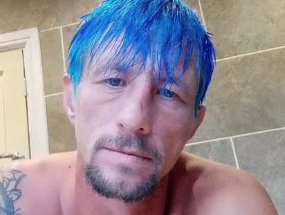 En un post de la policía donde lo buscaban, el mismo sospechoso se pronunció para defender su cabello azul (CAPTURA)  