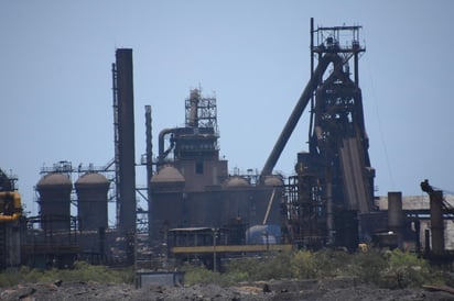 Trabajadores sindicalizados de las plantas Uno y Dos de la siderúrgica monclovense solicitan el apoyo del Comité Ejecutivo Nacional de su sindicato, sostuvo el dirigente del gremio, Ismael Leija Escalante.(ARCHIVO)