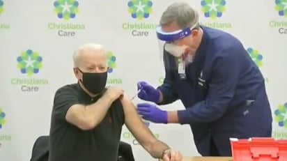 Joe Biden recibió la segunda dosis de la vacuna contra el coronavirus el lunes, tres semanas después de haber recibido la primera frente a las cámaras de televisión con el fin de mostrar a la población estadounidense que la vacuna es segura. (ESPECIAL)