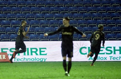 Craig Dawson (i) celebra tras marcar el único gol del juego, en el triunfo de West Ham sobre Stockport County. (AP)