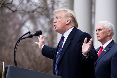 Trump realizó estas declaraciones a los periodistas en la Casa Blanca poco antes de salir de viaje hacia Texas, donde visitará las labores de construcción del muro fronterizo, y en medio de la tensión política que vive el país tras las caóticas jornadas de la pasada semana. (ARCHIVO)