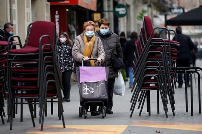 España notificó este martes 25,438 nuevos positivos de COVID-19 -4,060 de ellos en las últimas 24 horas- y 408 muertes más desde el lunes, mientras la incidencia acumulada se eleva a 454 casos por cada 100,000 habitantes en 14 días, según informó el Ministerio de Sanidad. (ARCHIVO) 
