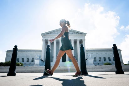 La Corte Suprema de Estados Unidos ordenó el martes que las mujeres deben acudir personalmente a un consultorio médico, a un hospital o a una clínica para obtener una píldora para interrumpir el embarazo durante la pandemia de COVID-19, a pesar de que se han suspendido normas similares para otros medicamentos durante la emergencia de salud pública. (ESPECIAL) 