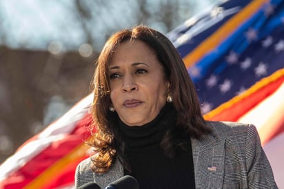 La vicepresidenta electa de Estados Unidos, Kamala Harris, dijo este martes en una entrevista con el canal hispano Univision que el nuevo Gobierno demócrata encabezado por el presidente electo, Joe Biden, 'tiene planeado' presentar al Congreso un proyecto de reforma migratoria. (ESPECIAL) 
