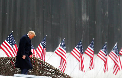 Donald Trump hizo este martes su última visita como presidente de EUA al muro en la frontera con México, una promesa electoral que ha cumplido solo a medias, y recuperó su discurso antiinmigrante para intentar convencer a su sucesor de no cambiar por completo su política sobre asilo. (ESPECIAL) 