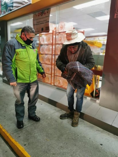 Pese a las bajas temperaturas, migrantes duermen en la calle.