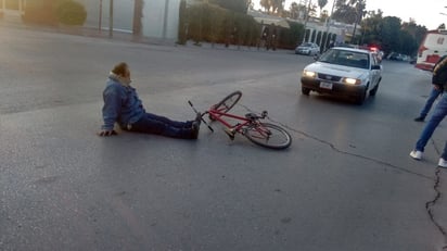 Hasta el lugar del accidente acudieron los agentes de Tránsito y Vialidad, así como el personal de Peritos. (EL SIGLO DE TORREÓN)