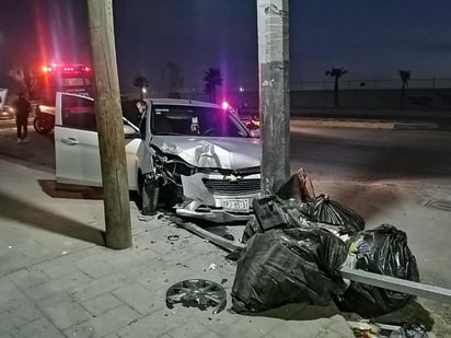 El auto se subió a la banqueta y derribó un señalamiento vial, para finalmente terminar colisionando con un poste. (EL SIGLO DE TORREÓN)