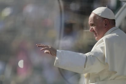 El papa Francisco, de 84 años, fue vacunado hoy contra el coronavirus, en el primer día en el que el Estado del Vaticano comenzó su campaña de vacunación entre sus habitantes y empleados, informa el periódico argentino 'La Nación'. (ARCHIVO) 
