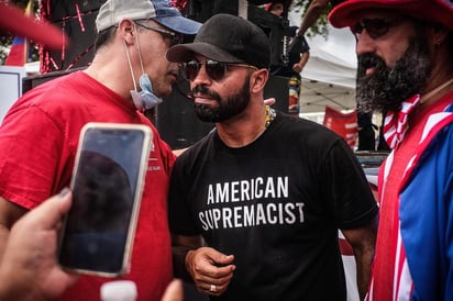 Enrique Tarrio, líder del grupo ultraderechista estadounidense Proud Boys, fue arrestado dos días antes del asalto al Capitolio por seguidores del presidente saliente de Estados Unidos, Donald Trump, al ser sospechoso de incitar a los hechos violentos que allí se registraron, indicó el Buró Federal de Investigaciones (FBI). (ARCHIVO) 
