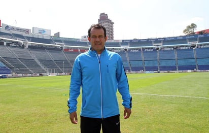 Menos figuras y más equipo, es la mentalidad con la que Juan Reynoso quiere trabajar en el Cruz Azul. El peruano, con apenas un par de semanas como entrenador celeste, ha visto que los cementeros abusan del individualismo, en lugar de concentrarse en un jugar como conjunto. (ESPECIAL)