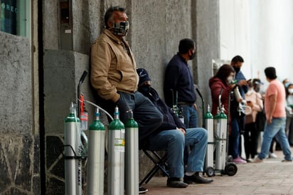 La Ciudad de México se enfrenta al momento más crudo de la pandemia de COVID-19 a casi un año de su comienzo con los hospitales saturados, largas colas para abastecerse de oxígeno, un sistema de transporte público colapsado y la hostelería al borde de la quiebra. (EFE)