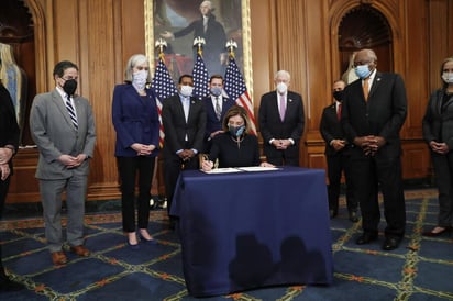 Nancy Pelosi, presidenta de la Cámara de Representantes en EUA, firma los documentos del 'impeachment' a Donald Trump. Luego de ser aprobada este miércoles. (EFE)