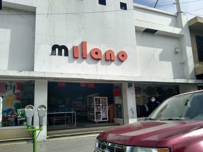 Al inspeccionar el comercio, las autoridades localizaron un boquete en el techo de la tienda. (EL SIGLO DE TORREÓN)