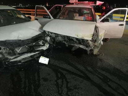 La unidad chocó por alcance contra un Nissan Tsuru modelo 2002 color blanco, tripulado por una persona del sexo masculino. (EL SIGLO DE TORREÓN)