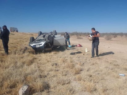 El conductor perdió el control para después salirse del camino y volcar, dando varios giros.