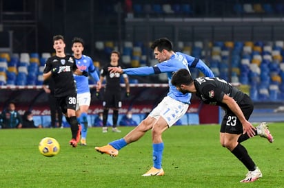 Brian Lozano dispara de fuera del área para marcar el segundo gol del Napoli, en la victoria 3-2 sobre Empoli. (EFE)