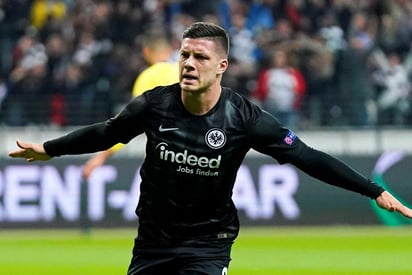 El serbio Luka Jovic regresa al club en el que fue feliz y despuntó, el Eintracht Frankfurt. (ARCHIVO)