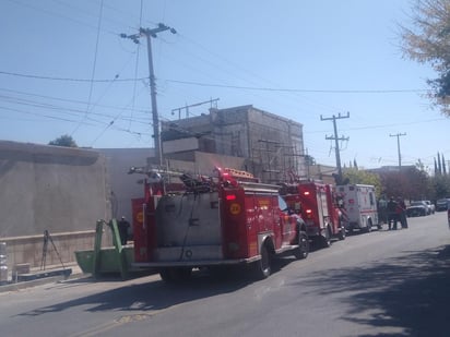 Alrededor de las 12:20 horas de este jueves que se recibió el reporte al servicio estatal de emergencias en donde se indicaba que en una finca que se encuentra en la esquina de la calle Juan Ignacio Jiménez y Santiago Lavín de la colonia Los Ángeles, se encontraba una persona inconsciente, debido a que 'topó' con los cables de la red de electricidad.
(EL SIGLO DE TORREÓN)