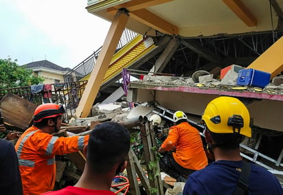 Al menos tres personas han muerto y 24 han resultado heridas tras un terremoto de magnitud 6.2 ocurrido durante la madrugada en la isla de Célebes, en la región central del archipiélago indonesio, informaron este viernes fuentes oficiales. (ESPECIAL)
