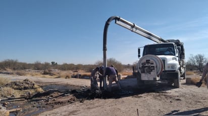 El personal de Sapal acudió desde ayer para desazolvar los pozos de visita, donde sacaron grandes cantidades de basura.