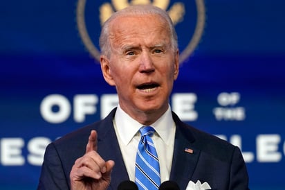 Biden se refirió a la urgencia de frenar la expansión de la pandemia, que ha golpeado con dureza a Estados Unidos. (AP)