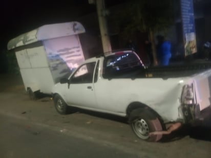 El joven circulaba en un vehículo en estado de ebriedad y chocó con dos unidades estacionadas; y pese a que se trató de retirar, fue detenido. (EL SIGLO DE TORREÓN)