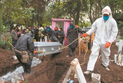 Salvador Ramírez, otro de los más de 60 sepultureros y voluntarios del panteón San Isidro, que atienden los servicios de inhumación en tiempos de la pandemia, asegura que a diario les llegan entre 15 y 20 cuerpos para sepultar, de los cuales entre cinco y ocho fallecieron por el coronavirus o SARS-Cov-2.
(EL UNIVERSAL)