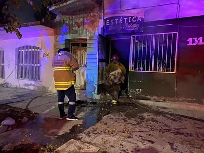 Acabó con todo el mobiliario de una estética ubicada en la zona Centro de Gómez Palacio, la noche del jueves, antes de que llegaran los bomberos a sofocarlo. (EL SIGLO DE TORREÓN)