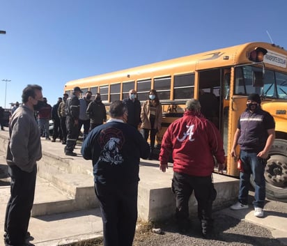 Se trata de 28 elementos del Heroico Cuerpo de Bomberos de Piedras Negras, así como de 11 elementos de Protección Civil Municipal y finalmente, 11 paramédicos de la Cruz Roja Mexicana; quienes acudieron a las instalaciones del Hospital General “Dr. Salvador Chavarría Sánchez” para recibir la primera dosis.