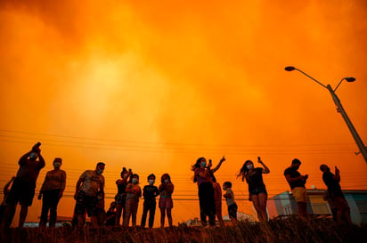 Las autoridades chilenas ordenaron el viernes la evacuación de unas 25,000 personas debido al avance de un incendio forestal que amenaza unas 15,000 viviendas cercanas a Quilpué, 125 kilómetros al noroeste de Santiago. (AGENCIAS)