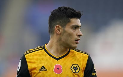 Raúl Jiménez puede estar ausente sobre las canchas durante los partidos del Wolverhampton, pero el club mantiene activo al mexicano en las redes sociales. (ESPECIAL)